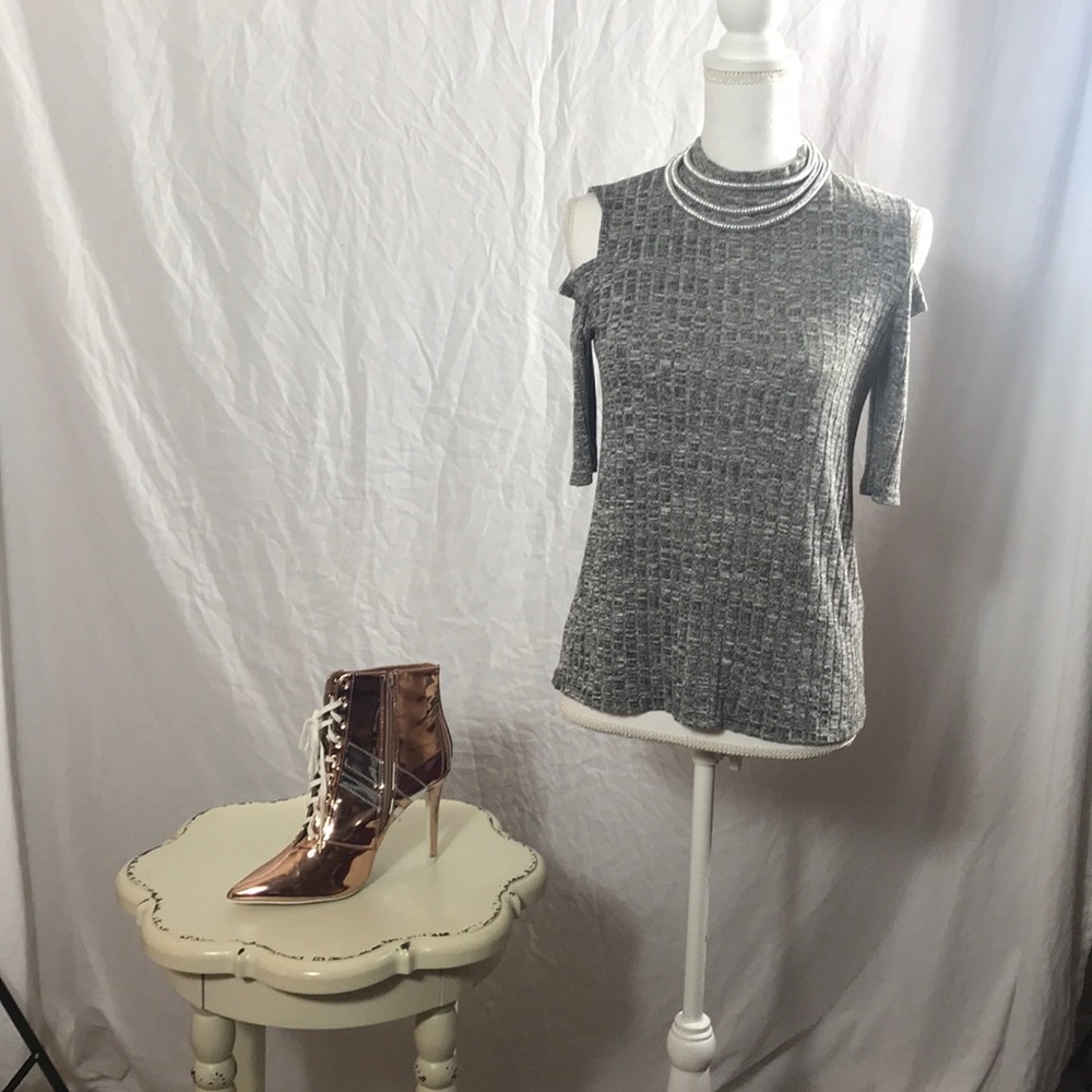 Snap black and white blouse.